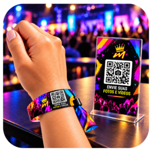 Pulseira personalizada e placa de mesa com QR Code para envio de fotos e vídeos do evento
